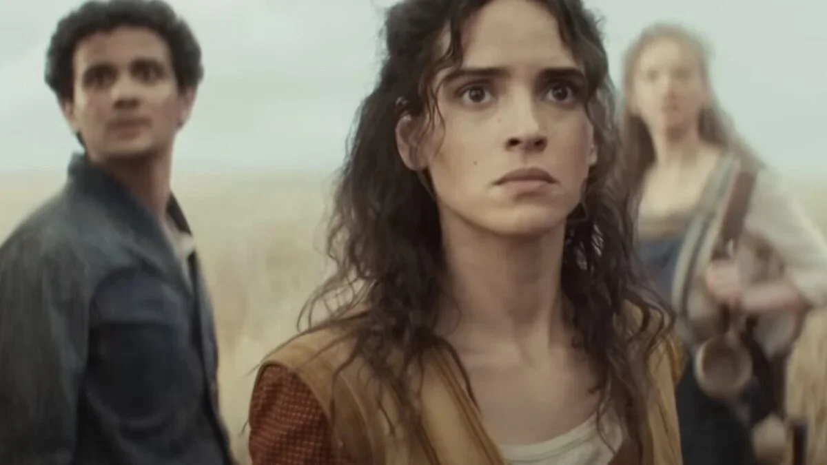 Adria Arjona explica ausência de cenas de ação de Bix