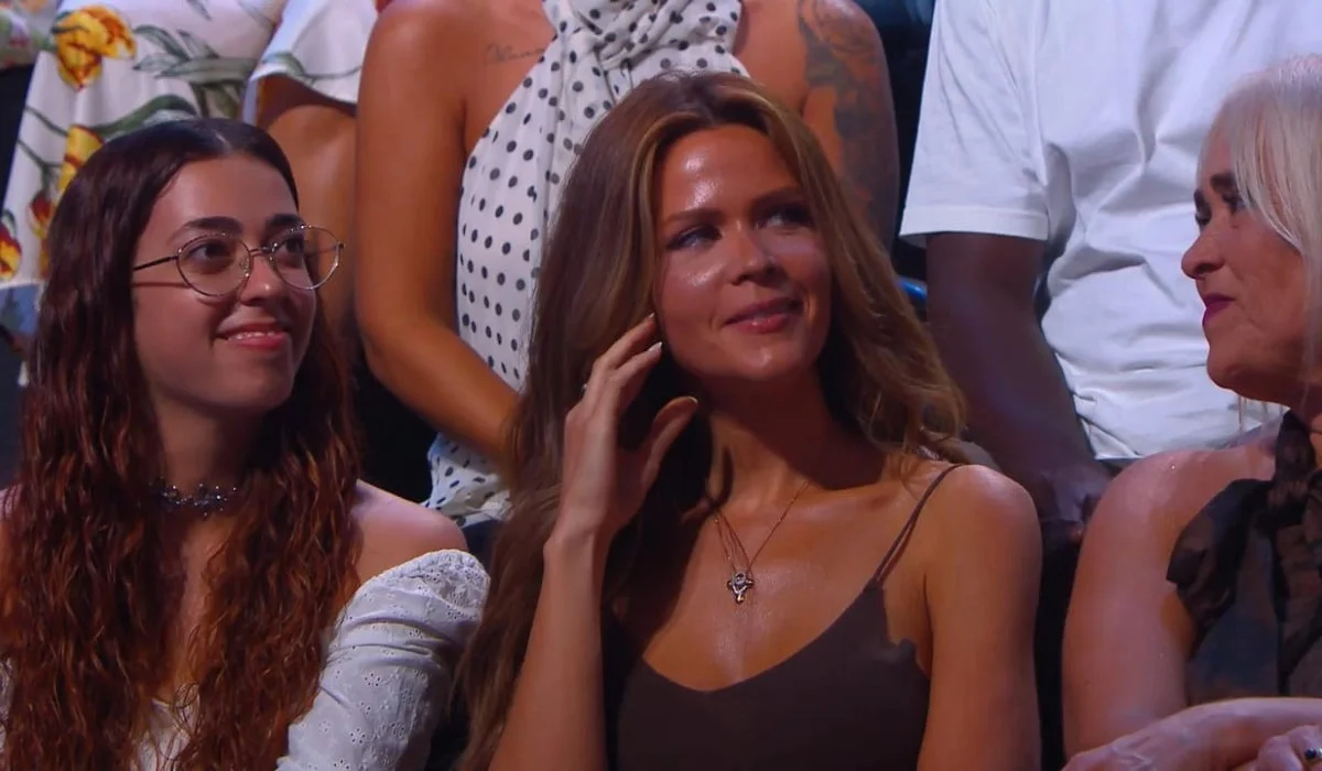 Andrea Pestana reage com gestos durante gala do Big Brother All Stars