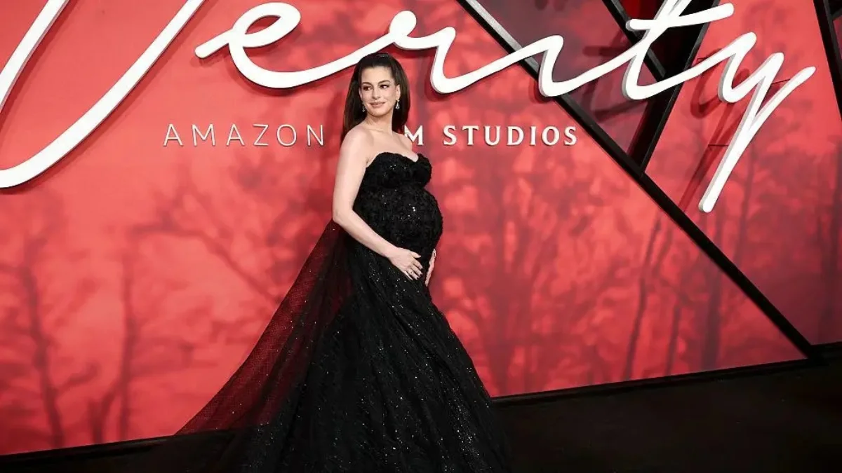 Anne Hathaway rouba olhares ao estrear Verity em Nova Iorque
