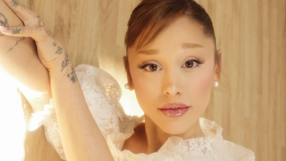 Ariana Grande encerra 'Eternal Sunshine' com homenagem emotiva