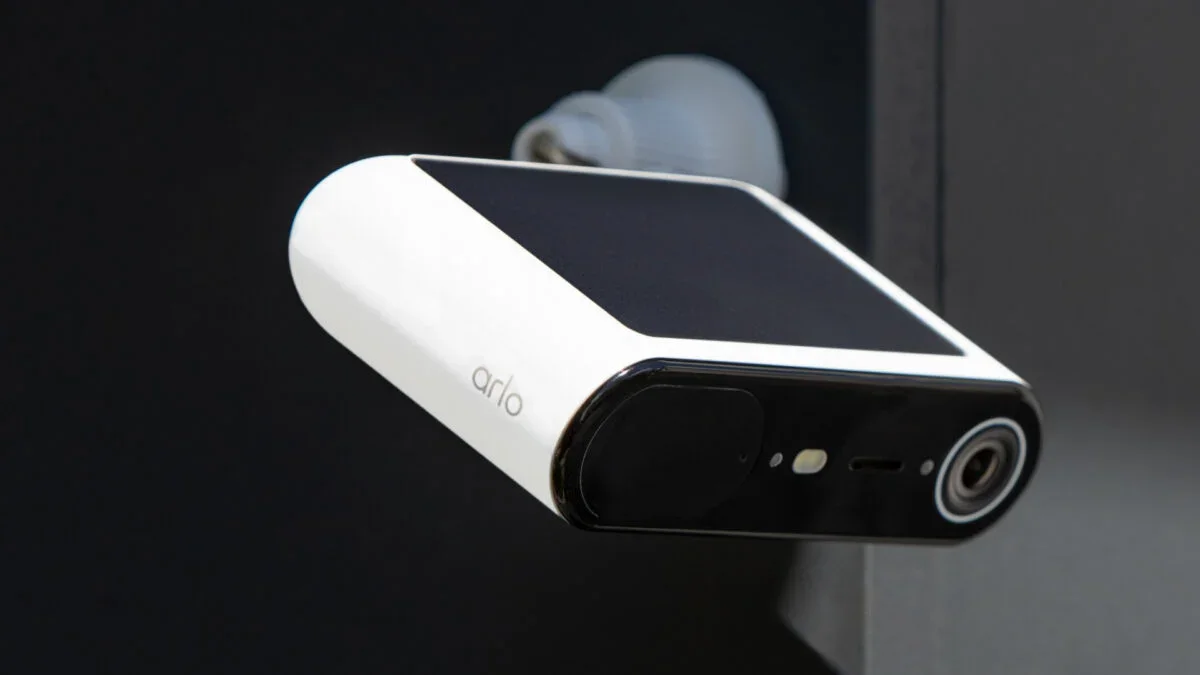 Arlo Essential Solar: câmara com painel solar que dura meses