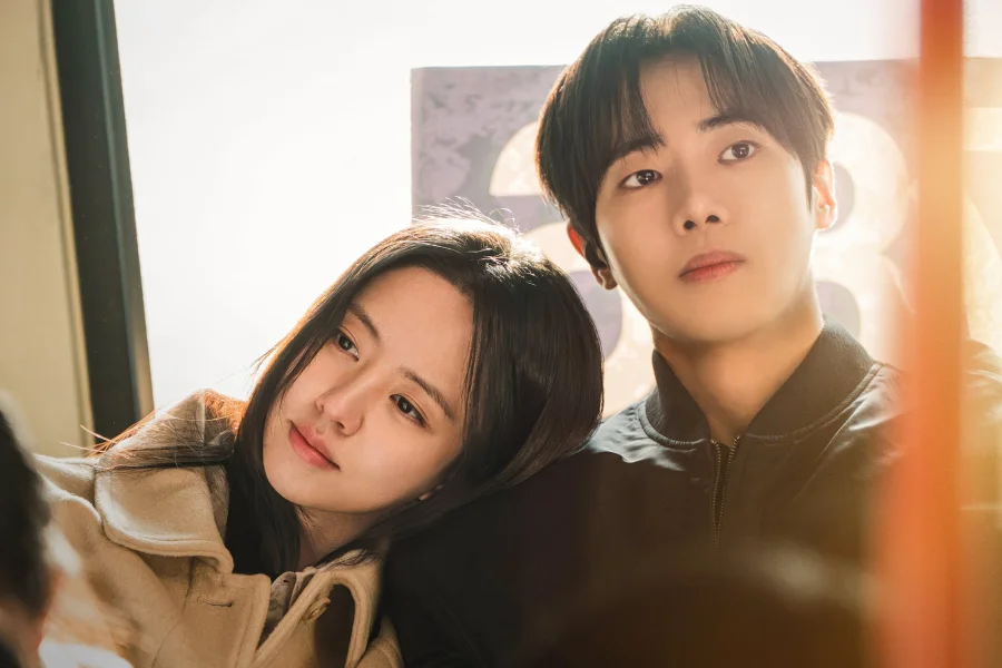 Between Steps: Kim So Hyun encosta cabeça no ombro de Choo Young Woo