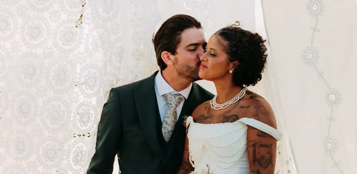 Blaya: casamento com touro mecânico e festa da espuma
