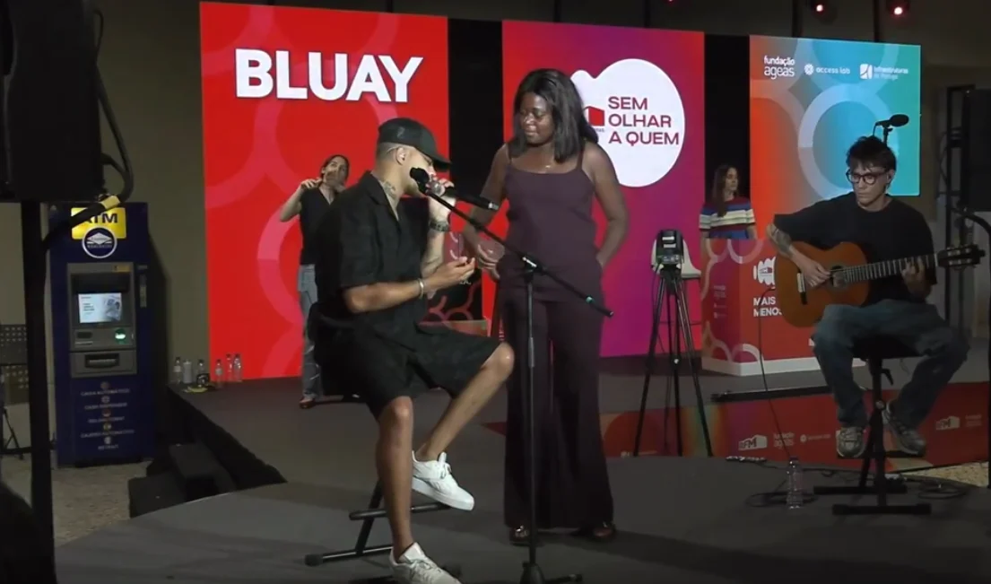 Bluay: mulher interrompe espetáculo com música do Pingo Doce