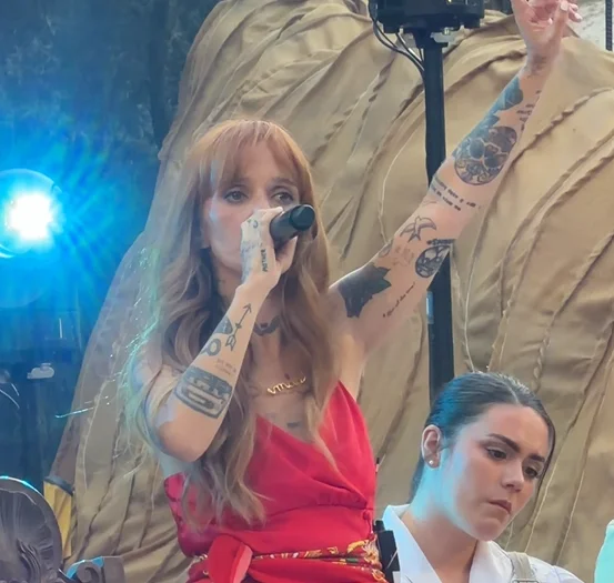 Carolina Deslandes emociona Iolanda Costa e vídeo viraliza