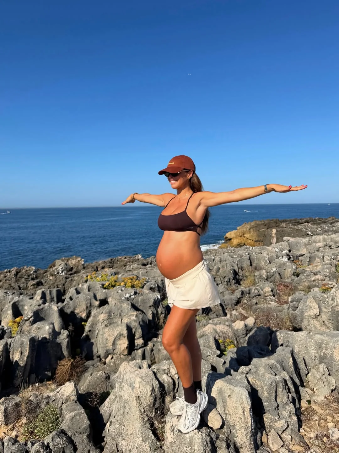 Catarina Gouveia exibe barriga aos nove meses de gravidez
