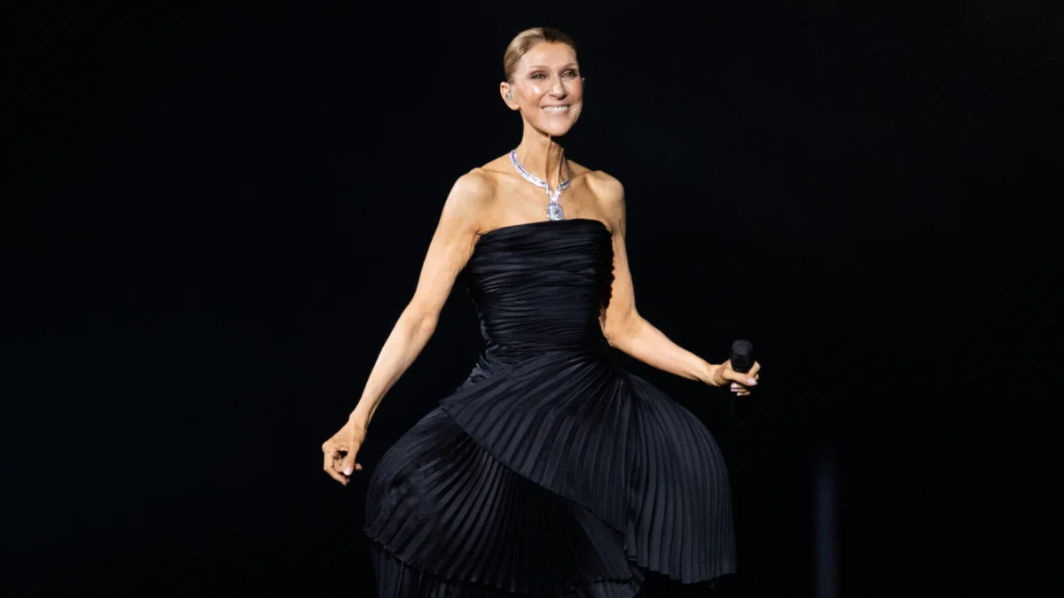 Céline Dion sobe ao capô e canta “Pour que tu m’aimes encore” em Paris