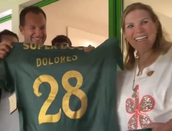 Dolores Aveiro: recebe camisola do Sporting com o número 28