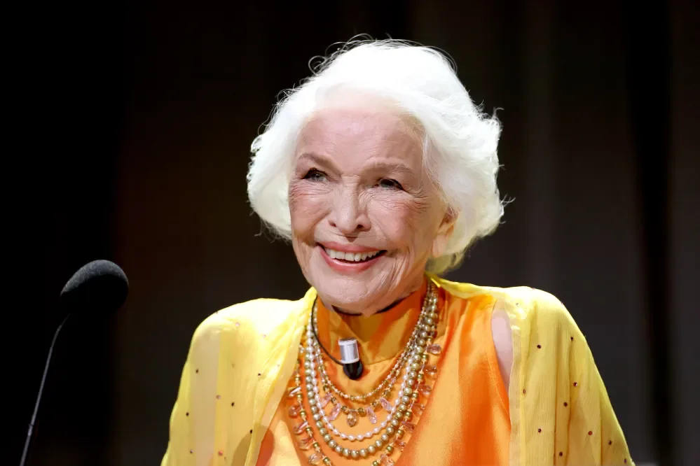 Ellen Burstyn entra com andador e recebe Leão de Ouro por carreira