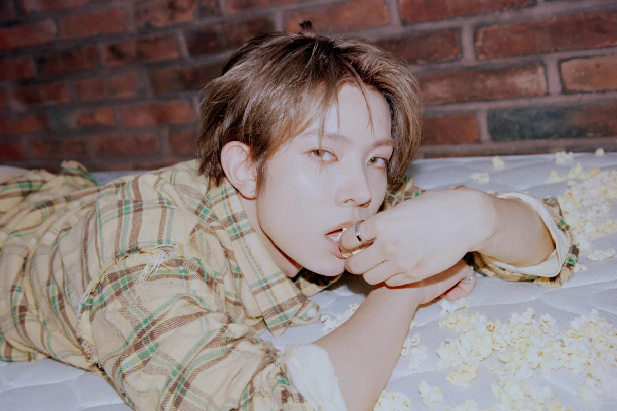 EVAN (Heeseung) revela light stick oficial com asas e nome gravado