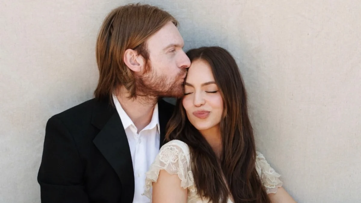 Finneas O'Connell: casamento com Claudia Sulewski junta várias estrelas