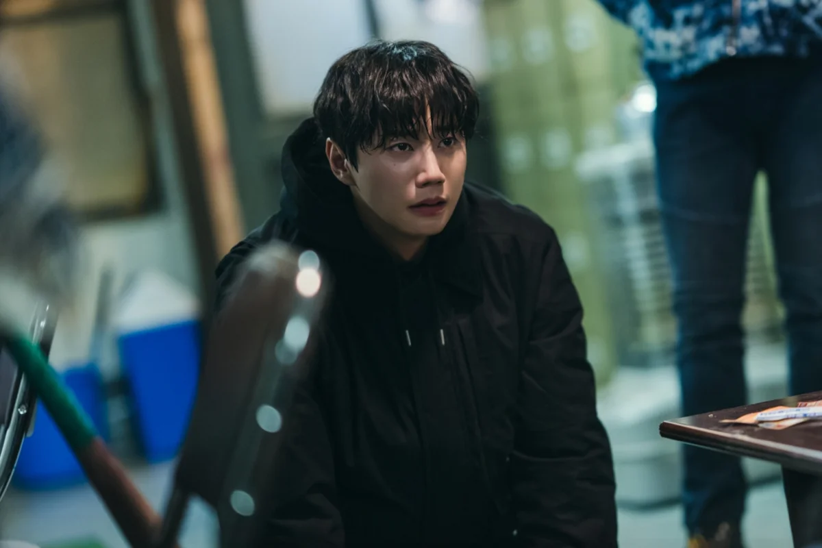 Four Hands, Two Sonatas: Choi Jeong Yo ajoelha-se perante um agiota