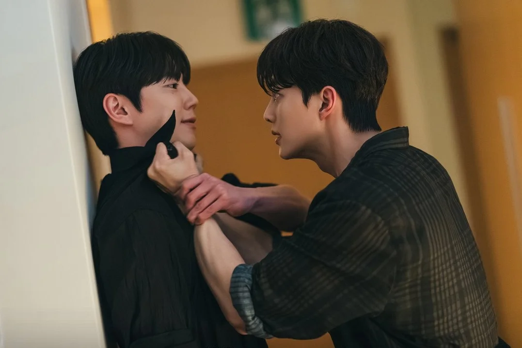 Four Hands, Two Sonatas: Song Kang agarra Lee Jun Young em confronto