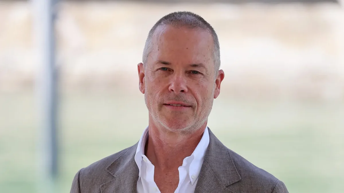 Guy Pearce interpreta dono de pub violento em 'Bottle'