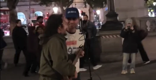 Hanny Junee surpreendida por Chris Martin em Trafalgar Square