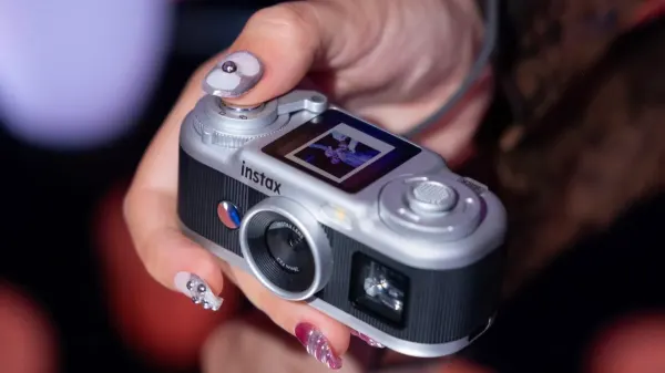 Instax Pal 2: câmara instantânea pequena com visual clássico
