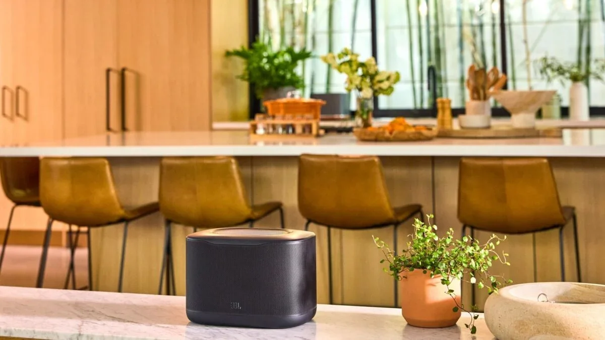 JBL Cove: altifalantes Wi‑Fi chegam com Dolby Atmos e botão "Moment"