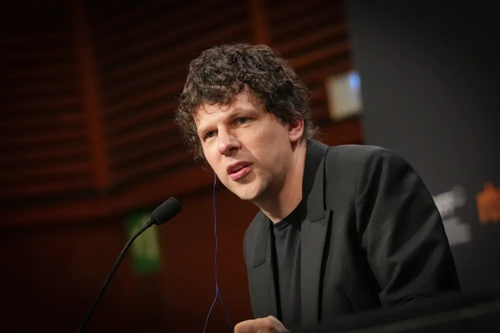 Jesse Eisenberg: The Debut revela como o teatro comunitário o salvou