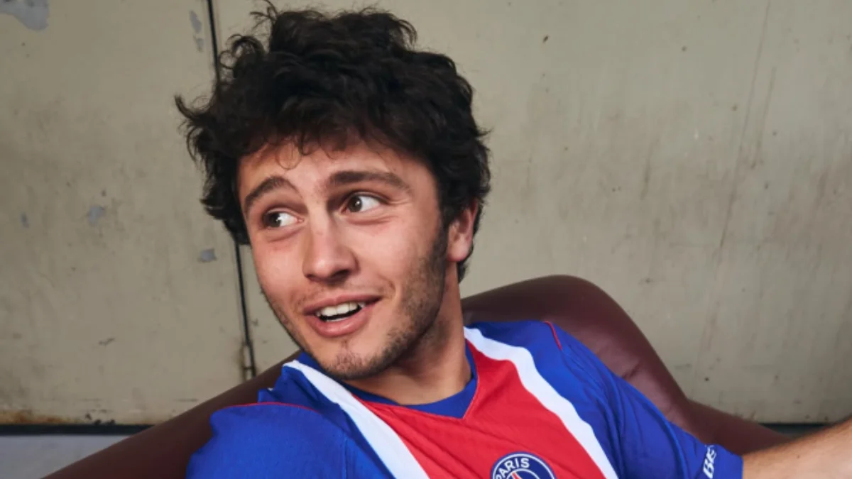 João Neves leva centenas de donativos ao treino do PSG