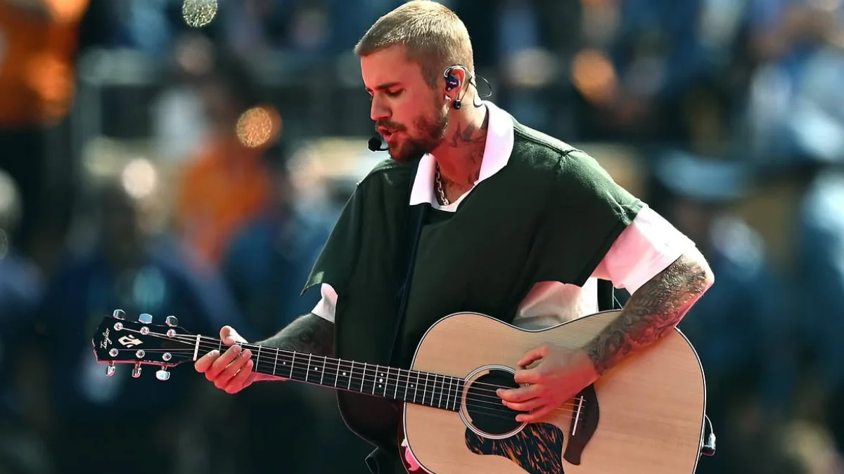 Justin Bieber improvisa concerto no parque para apoiar sem‑abrigo