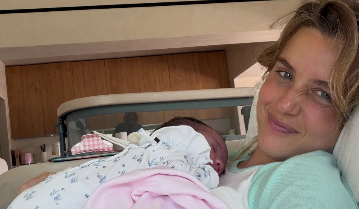 Kelly Bailey mostra fotos da filha Julieta e assume: "estou viciada"