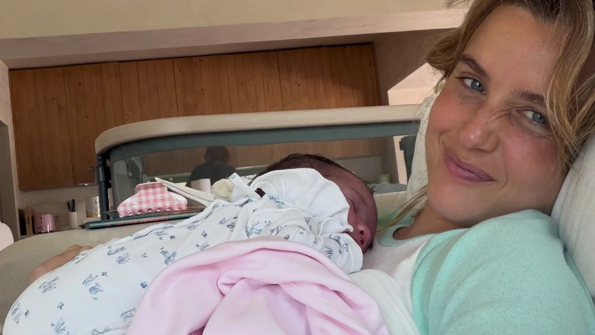 Kelly Bailey mostra‑se viciada nas primeiras semanas com Julieta