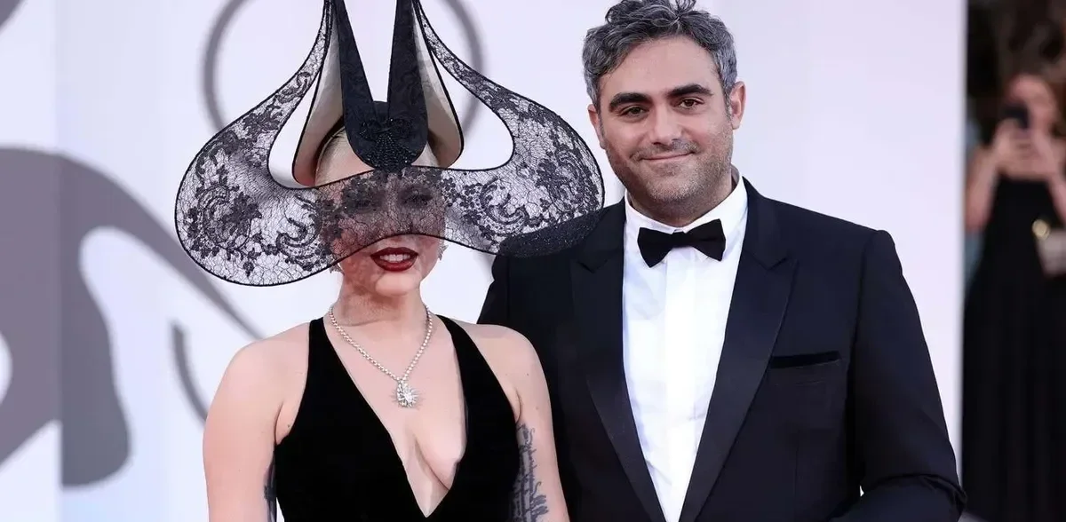 Lady Gaga surge em passeio secreto com o primeiro filho nos braços