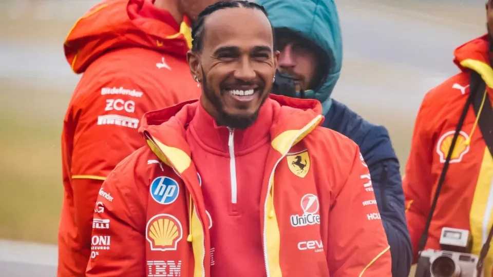 Lewis Hamilton mostra o seu Ferrari F40 com matrícula 44 em Monza