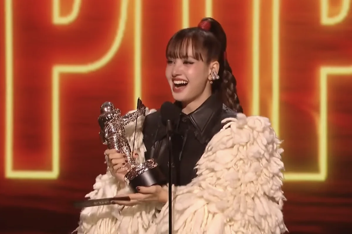 Lisa (BLACKPINK) vence Melhor Pop nos MTV VMAs e faz história