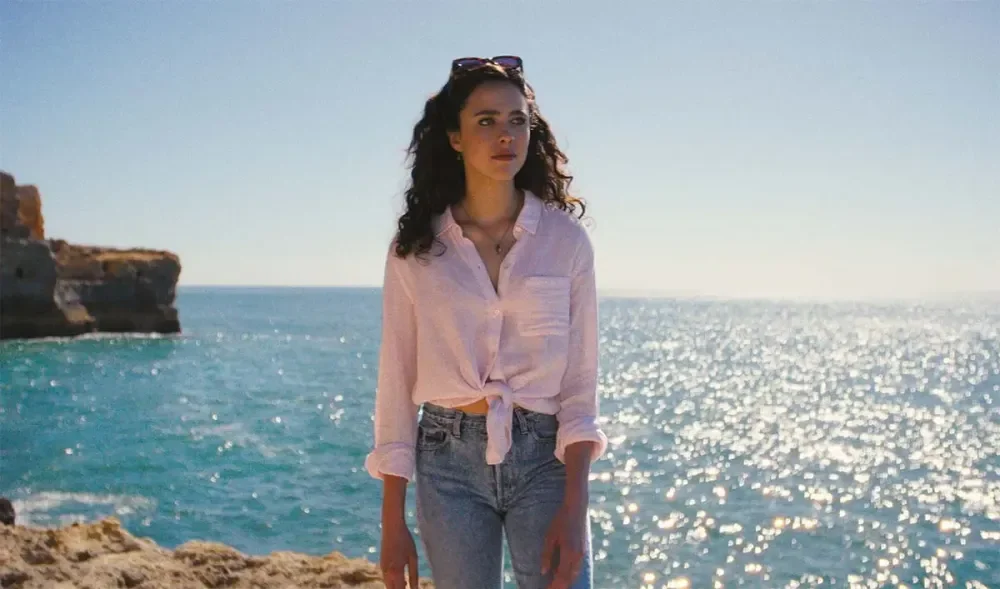 Love of Your Life: Qualley brilha, filme fica à superfície