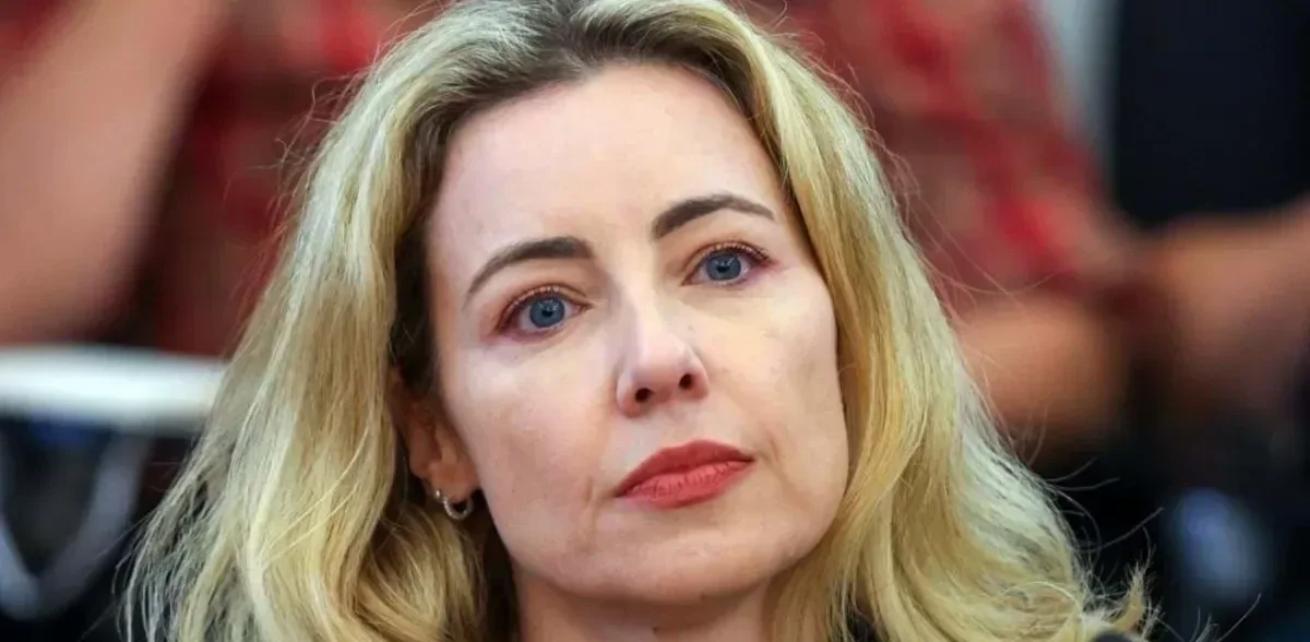 Mãe das gémeas luso‑brasileiras: recebeu 96€ mas tinha 100 mil€