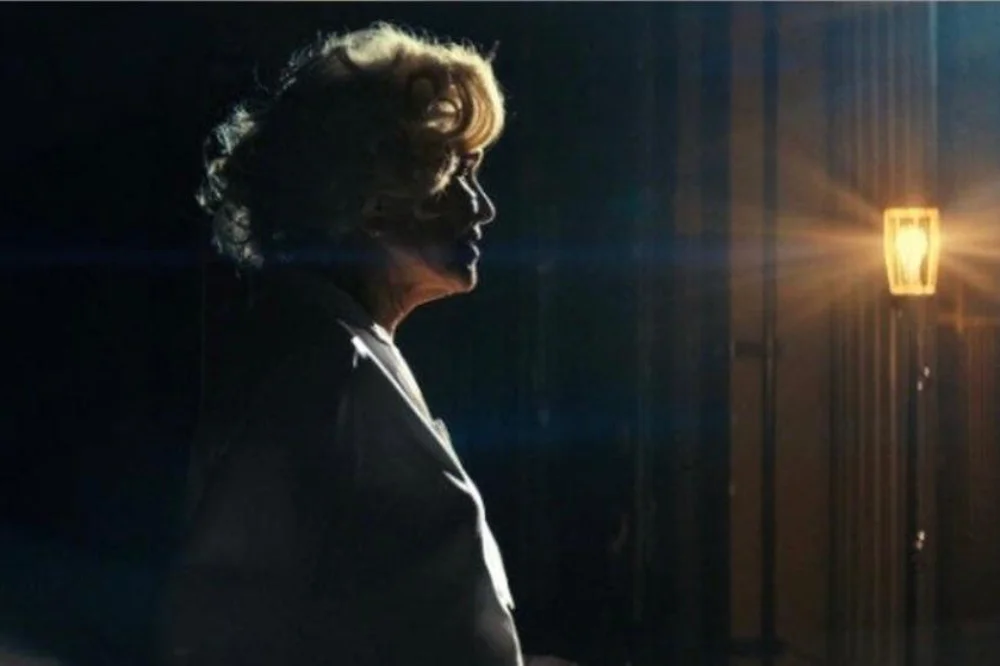 Maggie Gyllenhaal reimagina Marilyn Monroe aos 100 em curta de 17 minutos