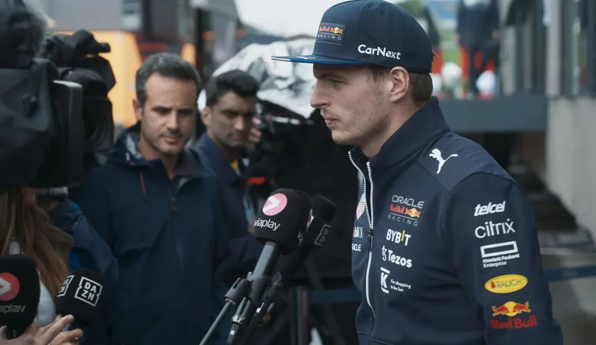 Max Verstappen enfrenta 100 adversários num desafio de kart