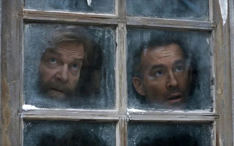 Mayday: Reynolds e Branagh recuperam a nostalgia dos anos 1980
