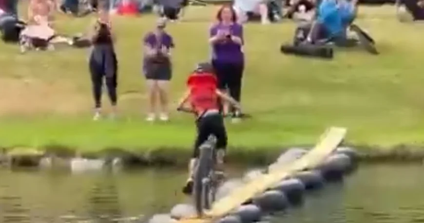Menino atravessa rio de bicicleta e deixa plateia em êxtase