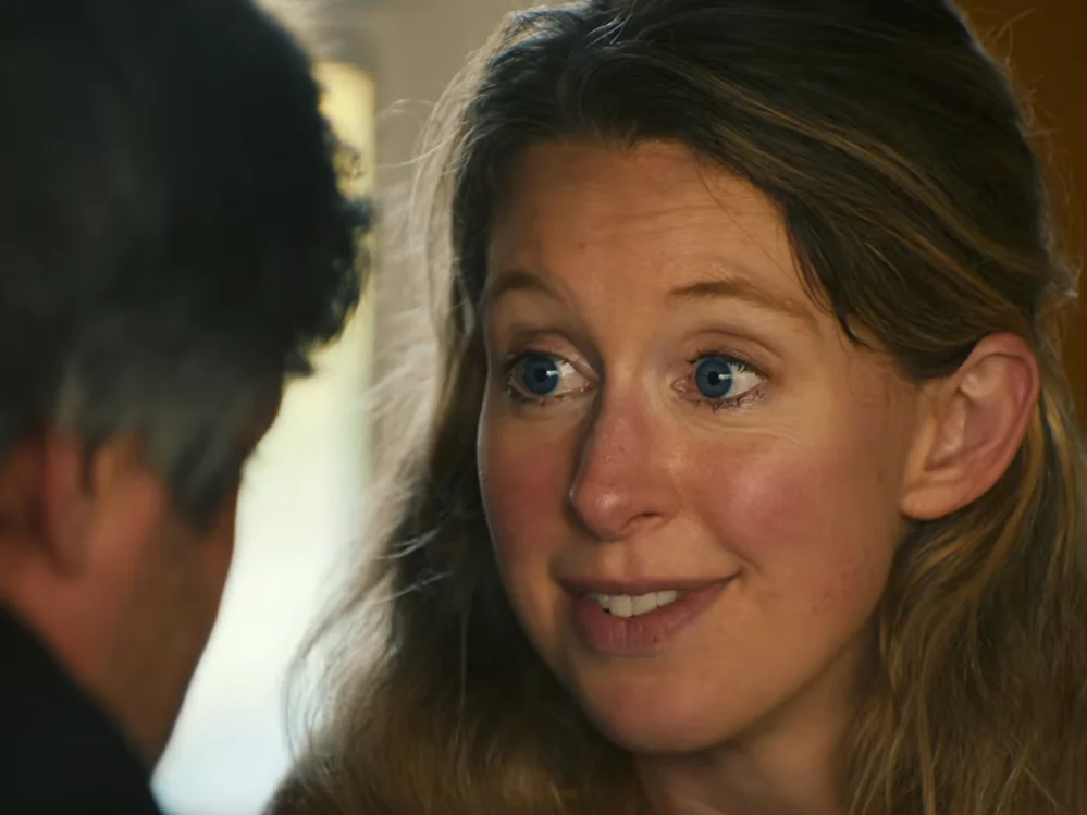Nathan Fielder: trailer estranho do doc sobre Elizabeth Holmes