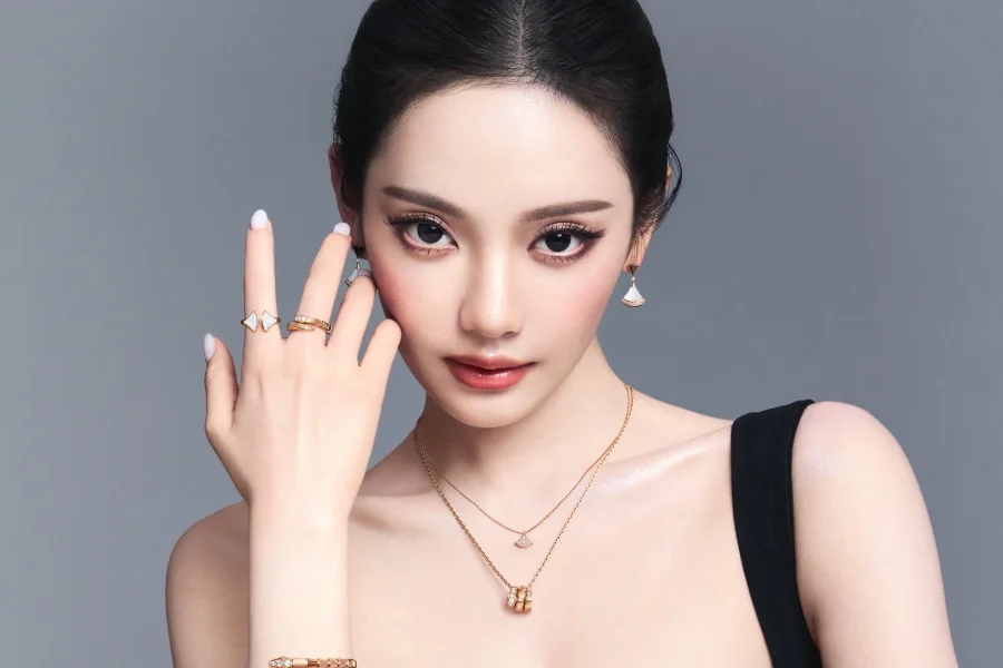 Ningning: nova embaixadora da Bvlgari veste DIVAS’ DREAM