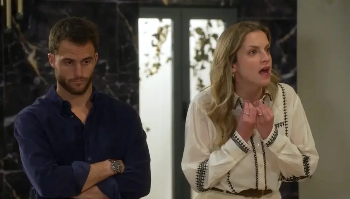 Páginas da Vida: Sandra ameaça expor vídeo e protege Olívia