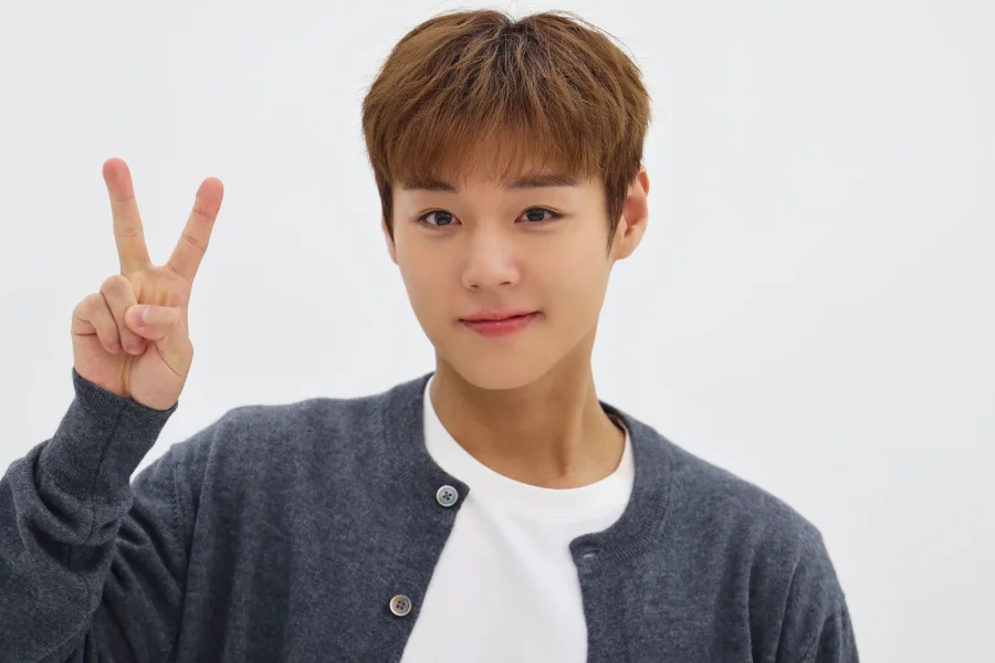 Park Ji Hoon revela light stick Ver.2 com orelhas de jaguar