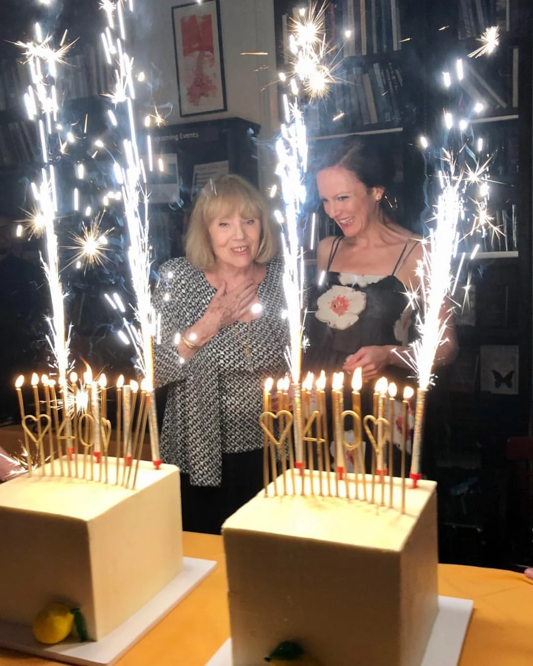Rachael Stirling revela ritual: engole cinzas da mãe