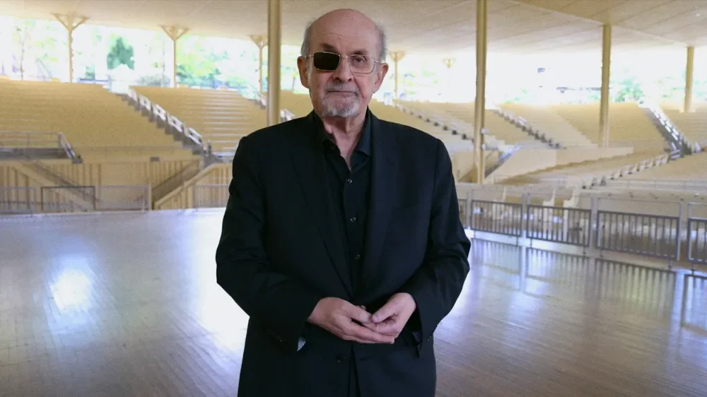 Salman Rushdie: documentário expõe cicatrizes do ataque
