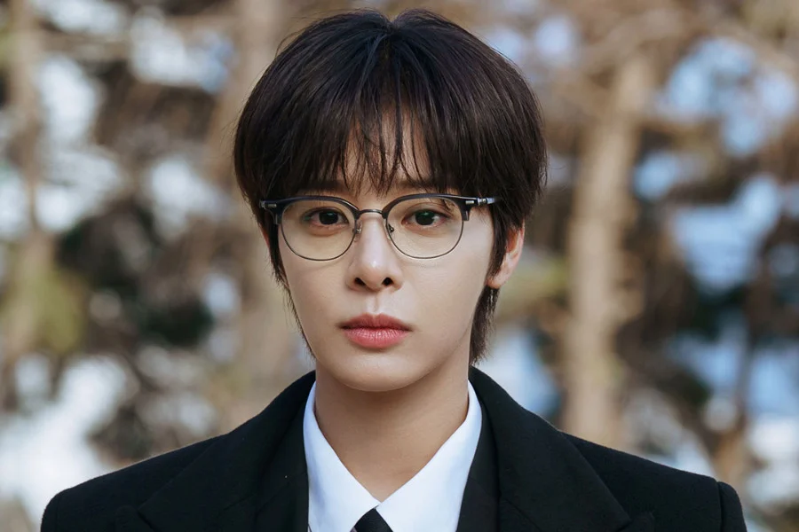 Seol In Ah disfarça‑se de secretário em Love in Disguise