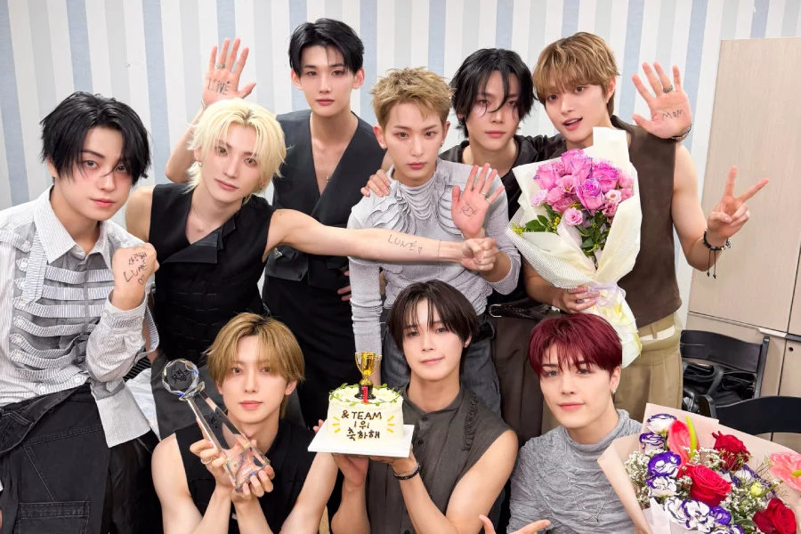 &TEAM conquista 1.º troféu em Music Bank com 8,458 pontos