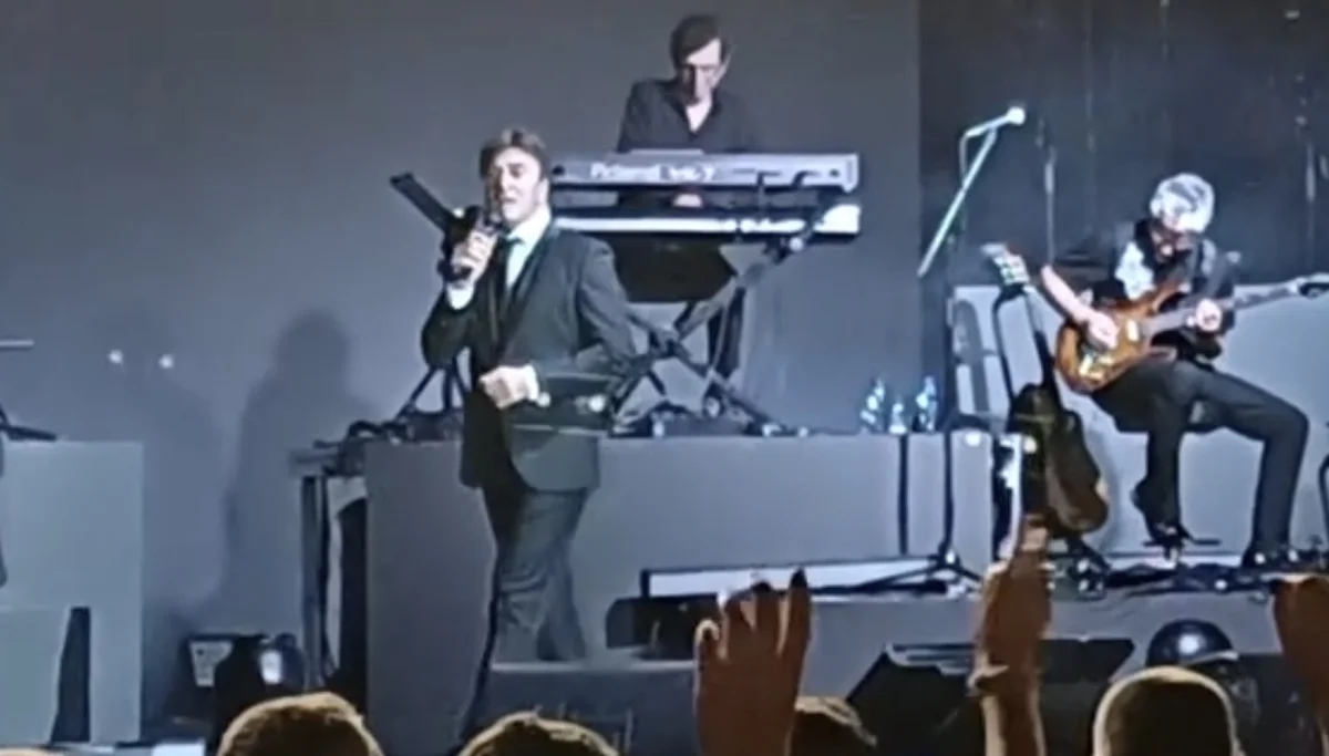 Tony Carreira corta concerto e repreende jovem da plateia
