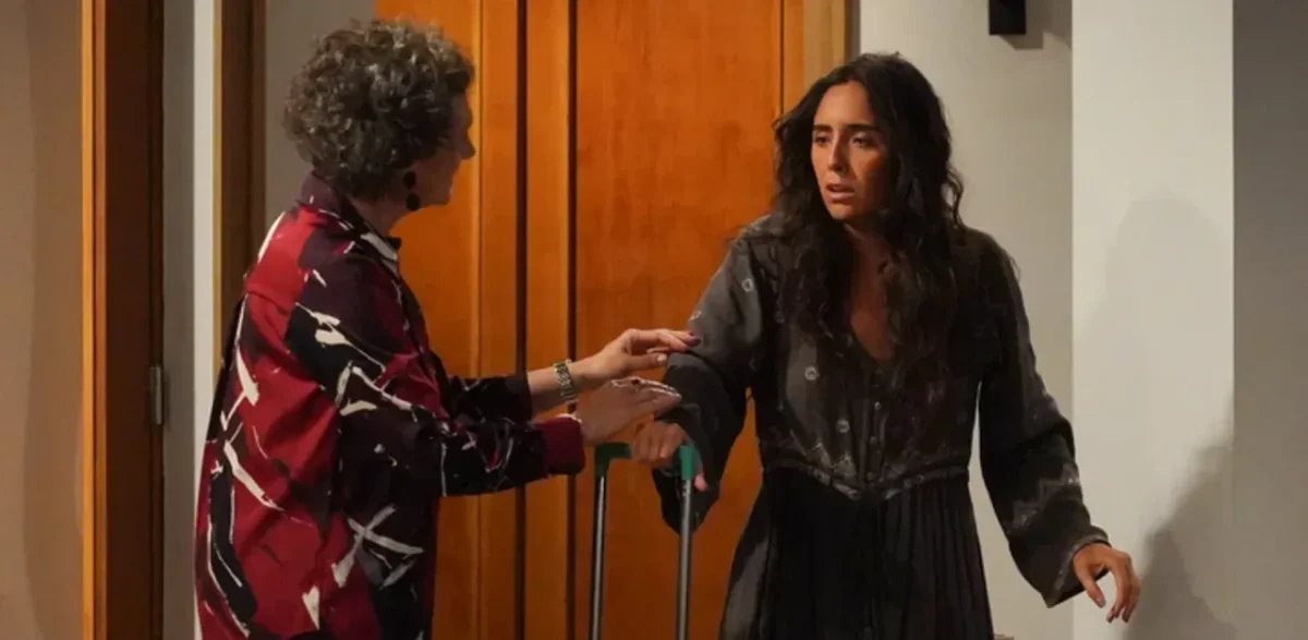 Vitória: Carolina inicia plano para matar Cristina com sonífero