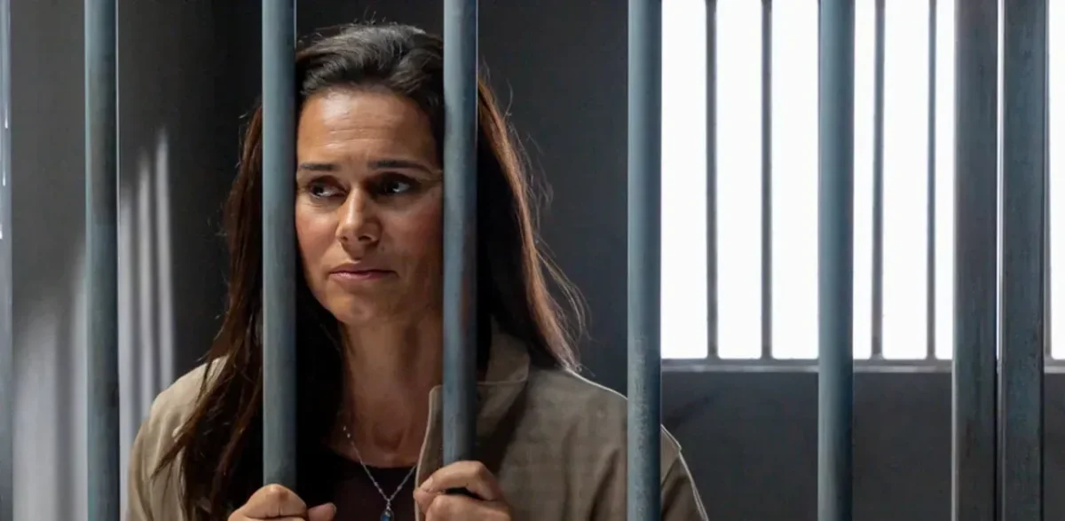 Vitória: recebe um alerta desesperado para proteger a filha secreta