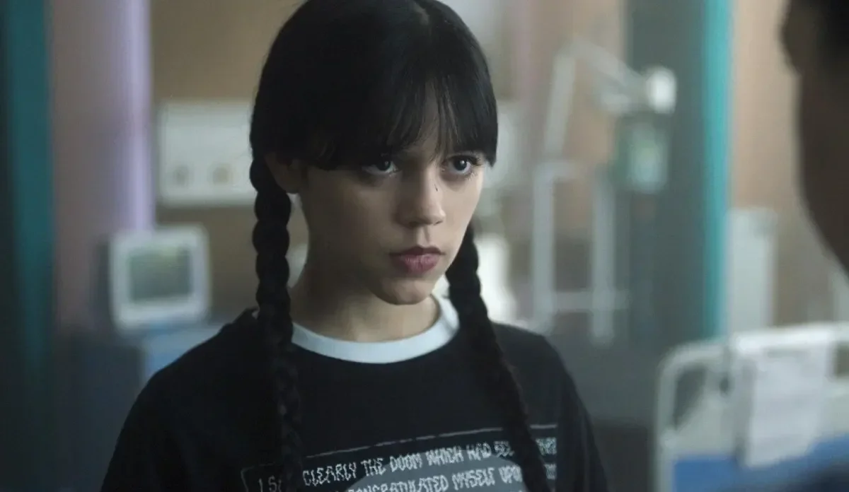 Wandinha: 3ª temporada encerra filmagens com imagem de Jenna Ortega